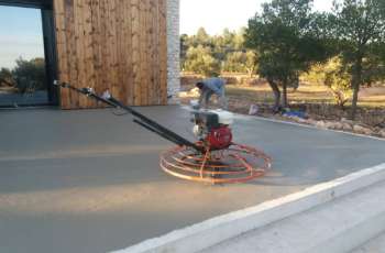 Porche con pavimentación fratasado