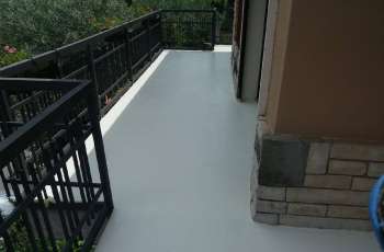 Terraza pavimentada con acabado pintura