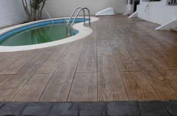 Piscina pavimentada con hormigón estampado